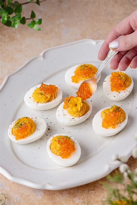 Įdaryti kiaušiniai su šprotais ir raudonaisiais ikrais