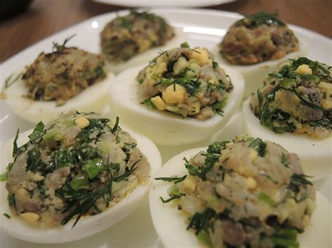 Estetiškai patiekti įdaryti kiaušiniai ant lėkštės