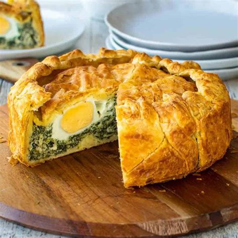 Iškeptas Torta Pasqualina pyragas supjaustytas gabalėliais
