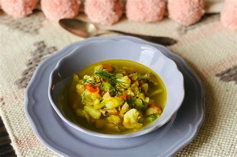 Įvairių daržovių sriubos ingredientai