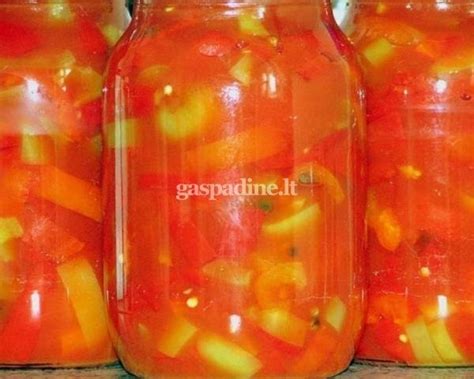 Konservuotos paprikos su pomidorais stiklainyje