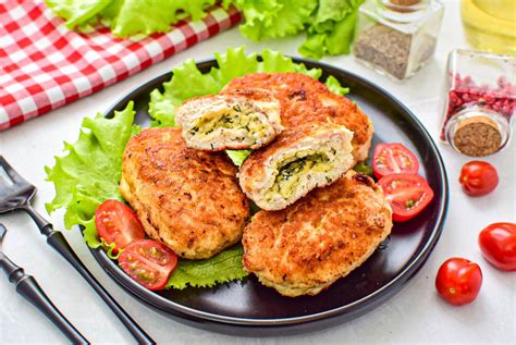 Švieži ingredientai vištienos faršo kepsniui