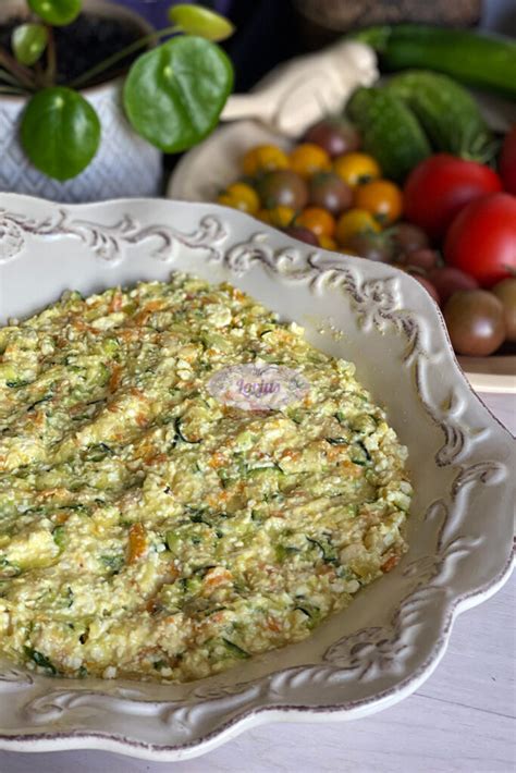 Cukinijų ir tuno apkepo kepimo procesas