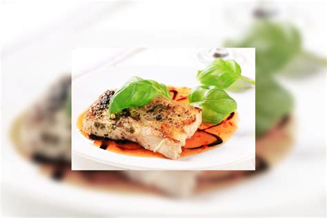Keptas jūros ešerys su petražolių pesto