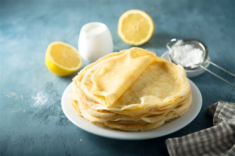Lietinių tešlos ingredientai ir plakti kiaušiniai