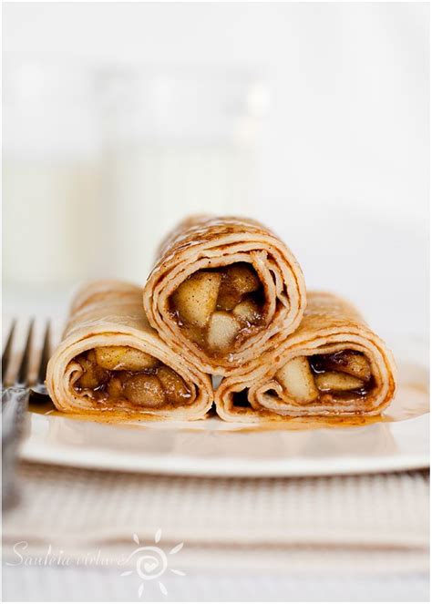 Ploni vaniliniai prancūziški crêpes su karamelizuotais obuoliais ir cinamonu