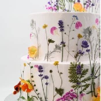 Rankų darbo tortas su gėlėmis