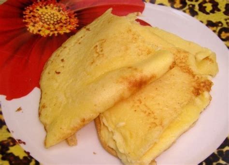 Omletas su įdaru lėkštėje