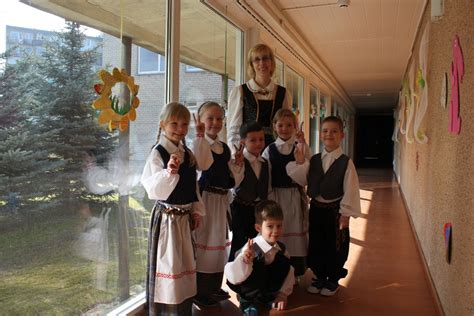 Vaikų darželio šventė su tautiniais kostiumais