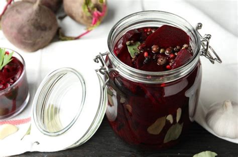 Marinuoti burokėliai stiklainiuose su obuolių acto buteliu
