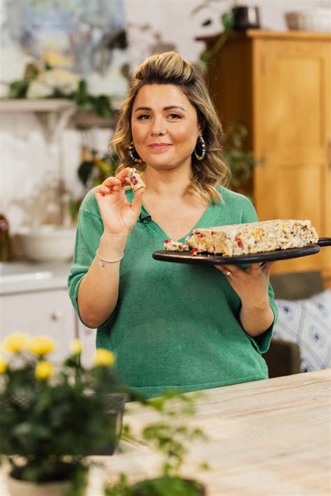 Istorinė iliustracija su šakočiu ir baumkuchenu