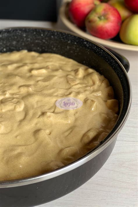 Procesas sluoksniuojant tešlą kepimo formoje