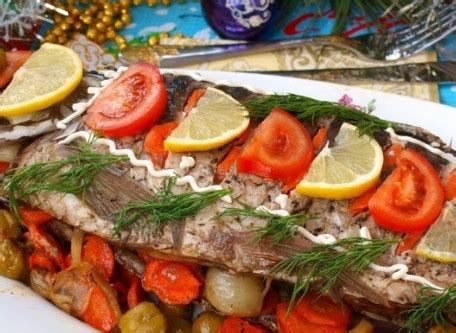 Keptas fazanas su daržovėmis ant šventinio stalo