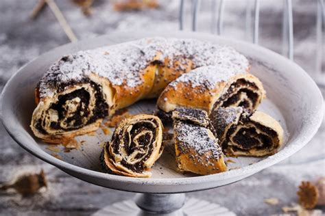 Šimtalapis su aguonų įdaru, pabarstytas cukraus pudra