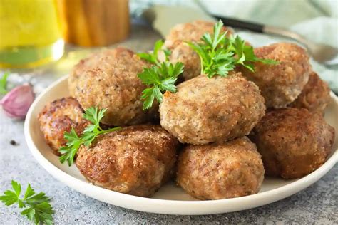 Ingredientai kotletams: faršas, batonas, pienas, prieskoniai