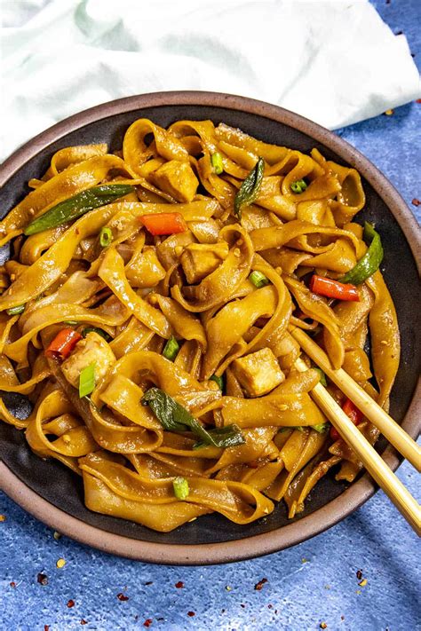 Drunken Noodles patiekalas lėkštėje