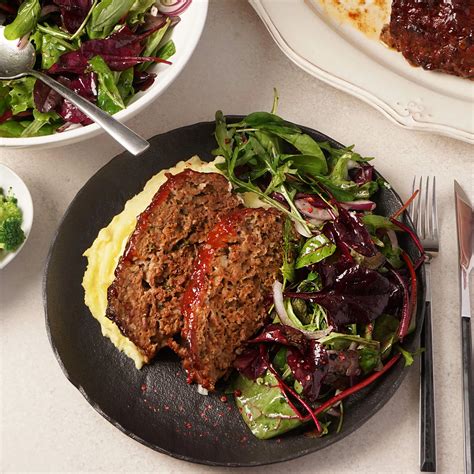 Stalas su įvairiais maltos jautienos bifšteksas patiekimo variantais