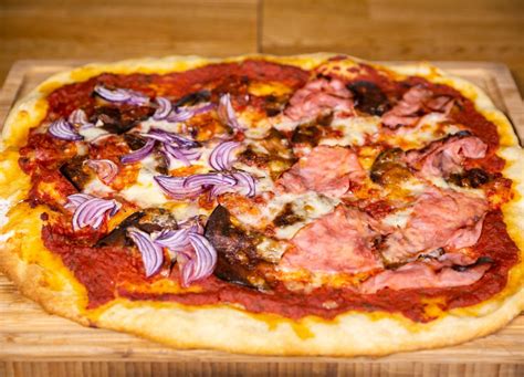Itališka pica Capricciosa su šviežiais ingredientais