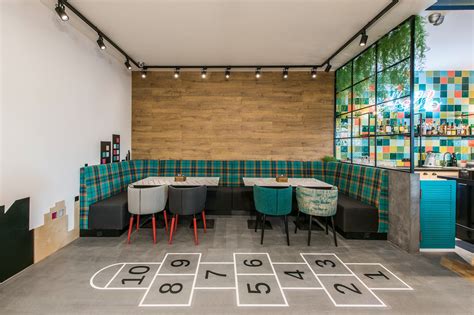 „Pizza Hut“ restorano interjeras ir logotipas