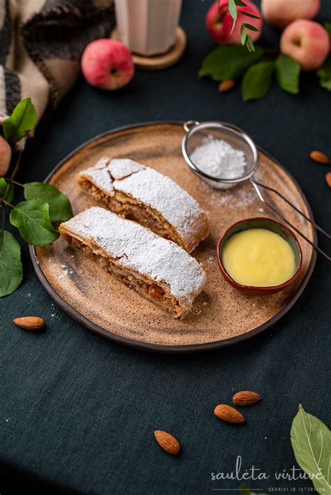 Aromatingas obuolių štrudelis su šiltu vaniliniu padažu