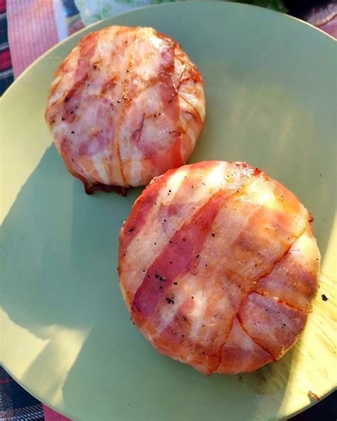 Keptas Camembert sūris apvyniotas šonine