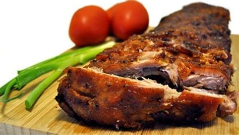 patiekti kiaulienos šonkauliukai su coleslaw salotomis