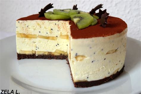 Nekepto varškės torto su kiviais ir bananais iliustracija