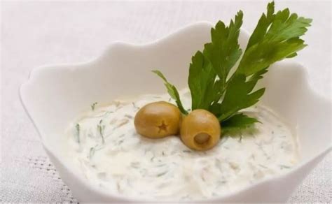 Ingredientai paprastam grietinės padažui