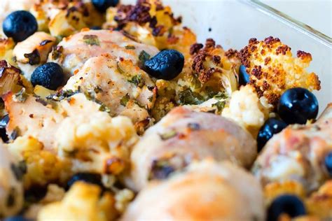 Paleo vištiena su žiediniais kopūstais ir alyvuogėmis