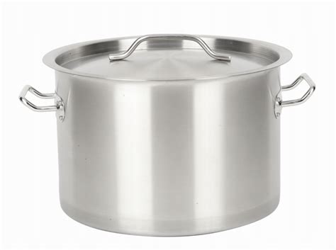 Didelis puodas su verdančiomis bulvėmis ir druska