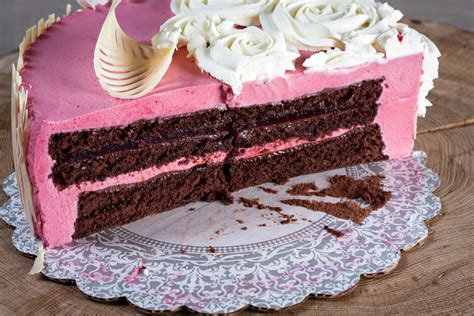 šokoladinis aviečių tortas lėkštėje