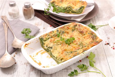 Vegetariškos lazanijos gabalėlis lėkštėje