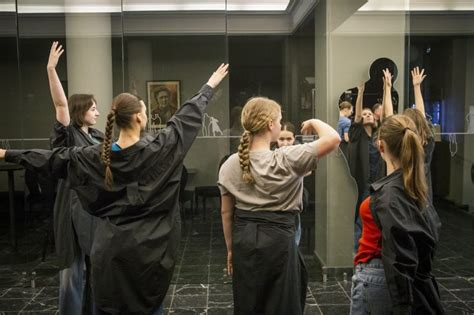 Spektaklio žiūrovai, įsitraukę į veiksmą