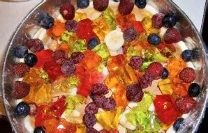 Įvairūs vaisiai ir uogos ant torto