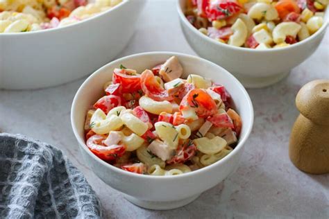 Lėkštė su aromatingais makaronais, kumpiu ir šviežiais pomidorais