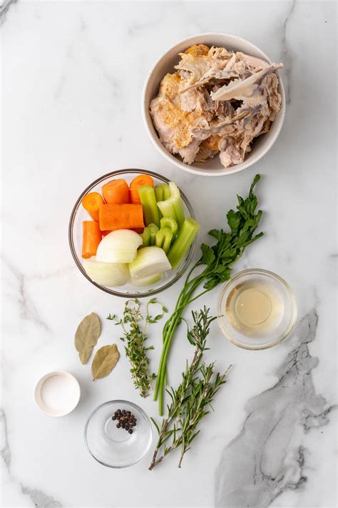 Švieži vištienos sultinio ingredientai