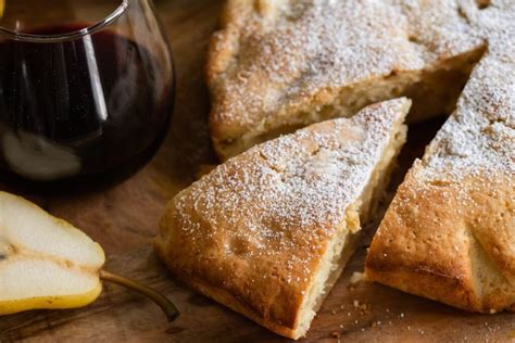 Naminis pyragas su bananais ir kriaušėmis, išbėgęs iš formos