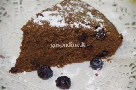 Kakavinis pyragas su ledais ir uogomis