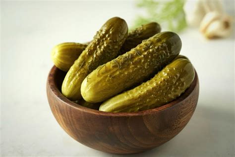Patiekti marinuoti agurkai prie mėsos patiekalų