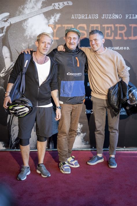 kino juostos ir popkornas simbolizuojantys komedijų vakarą
