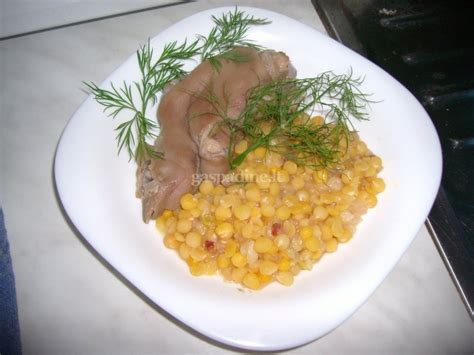 Keptos kiaulių kojos su žirniais