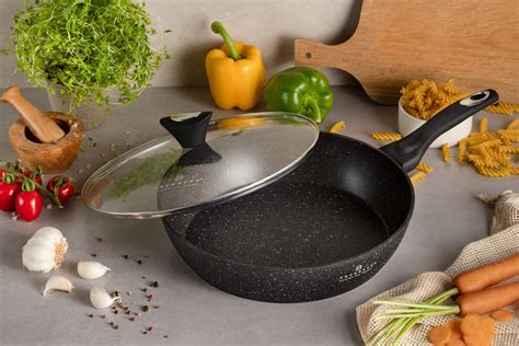 Keptuvė su karbonadu ir džiūvėsėlių plutelė