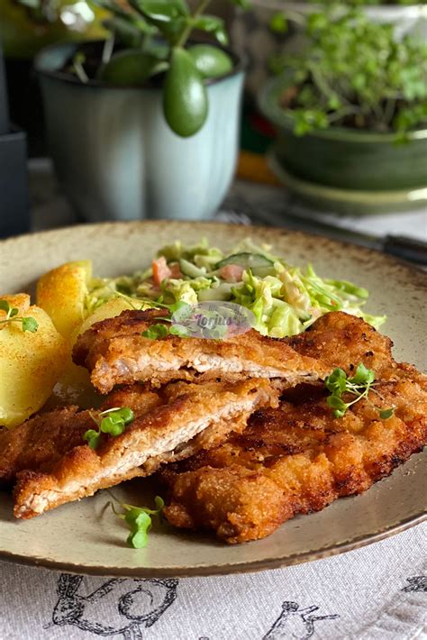 Paruošti karbonadai lėkštėje su garnyru