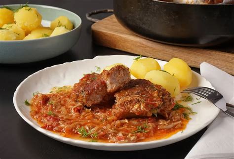 Keptų kiaulienos kepsnių su garnyru lėkštė