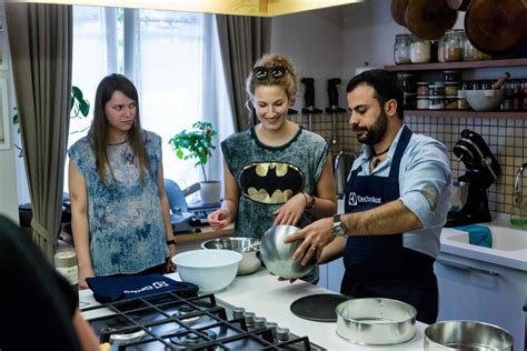 Žmonės mokosi gaminti kulinarijos studijoje