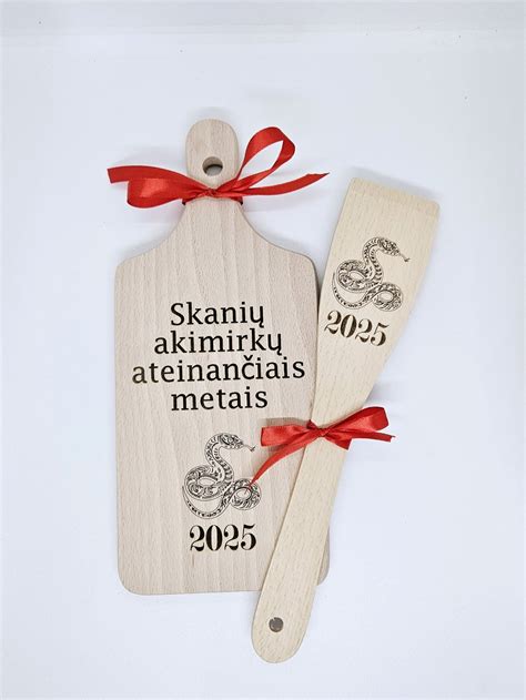 Įranga raugintiems kopūstams: stiklainiai, medinė lentelė ir svarelis