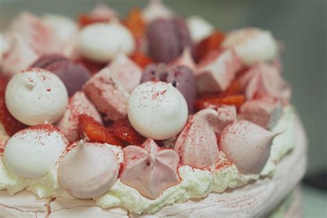 Žmonės gaminantys Pavlova desertus renginyje