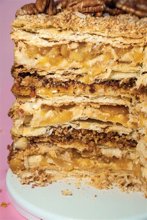 Šventinis silkės torto su Napoleono lakštais stalas