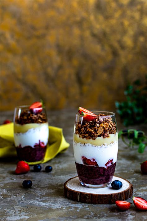 Sluoksniuotas jogurto ir uogų desertas su granola