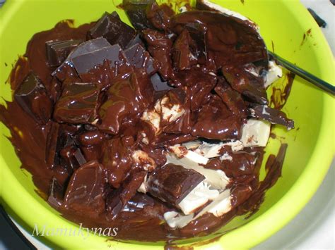 Visų reikalingų ingredientų sąrašas šokoladiniam karameliniam tortui